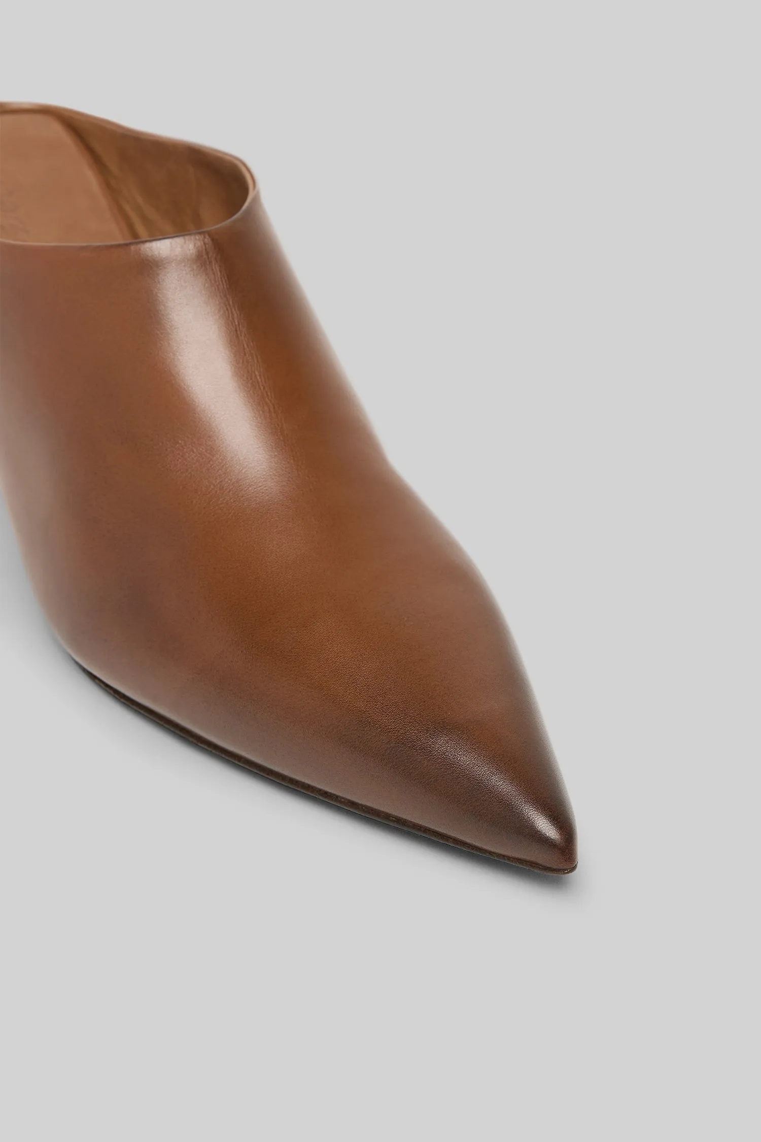 Aculeo Leather Mule in Basalt