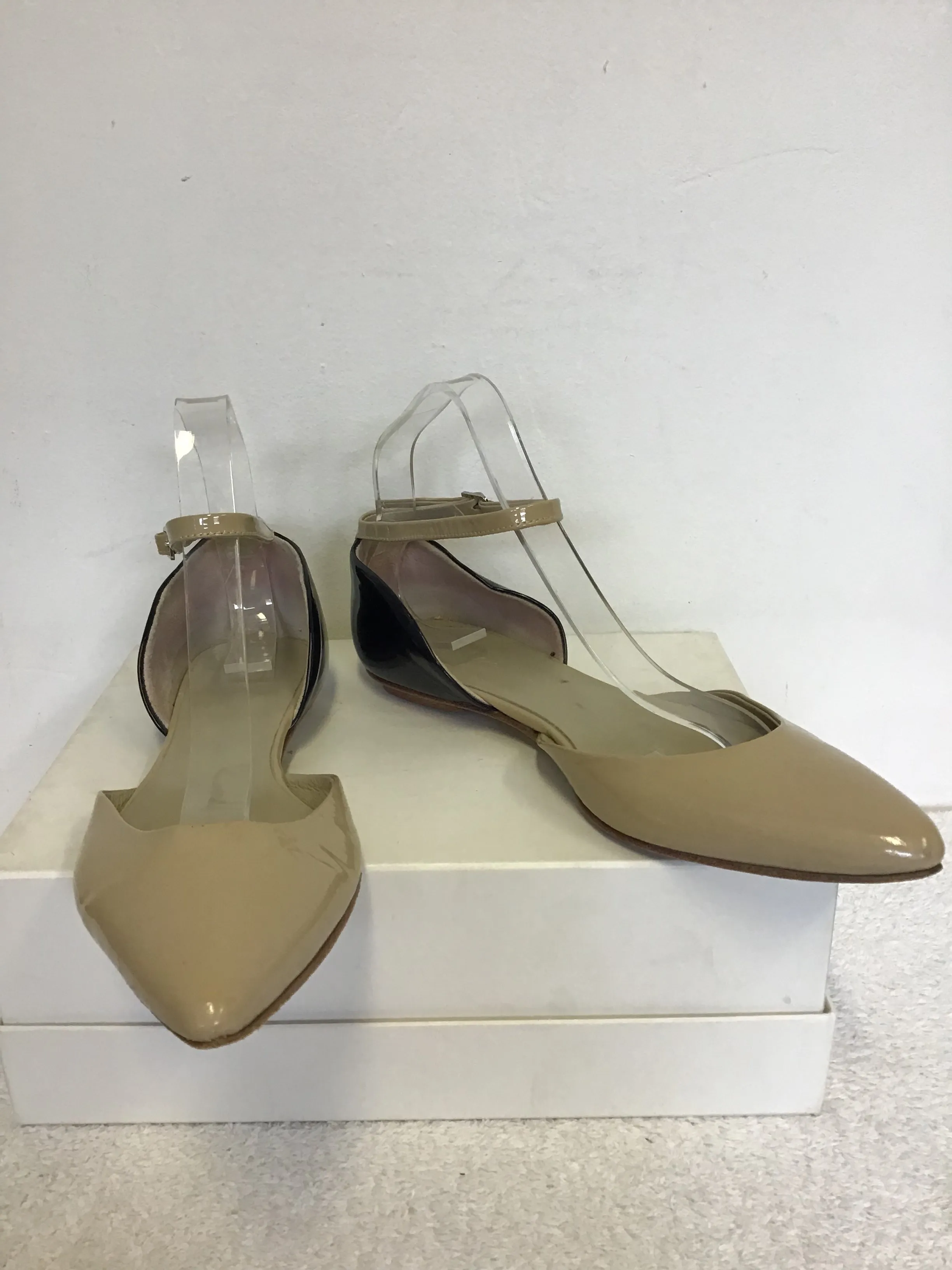 BODEN BEIGE & BLACK PATENT LEATHER ANKLE STRAP FLATS SIZE 7/40
