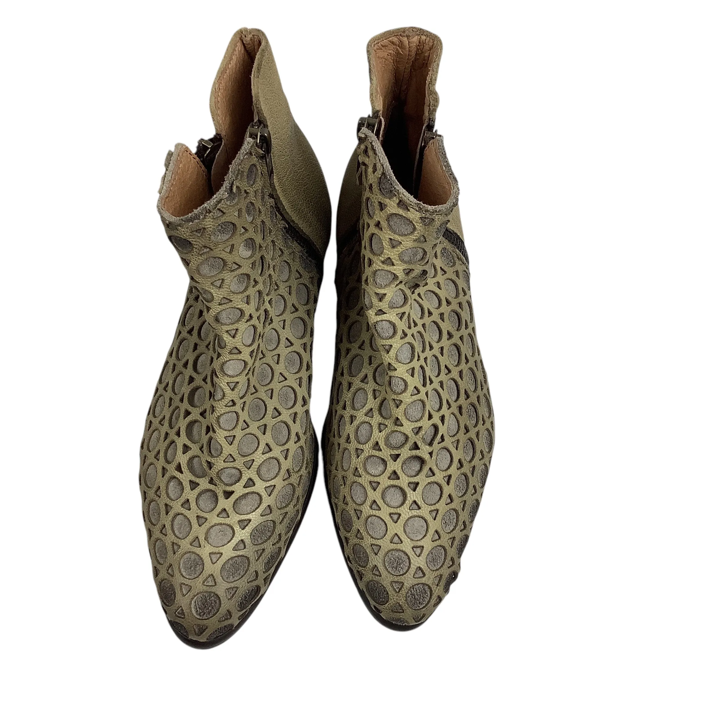 Boots Ankle Flats By Clothes Mentor In Tan, Size: 6 (36)