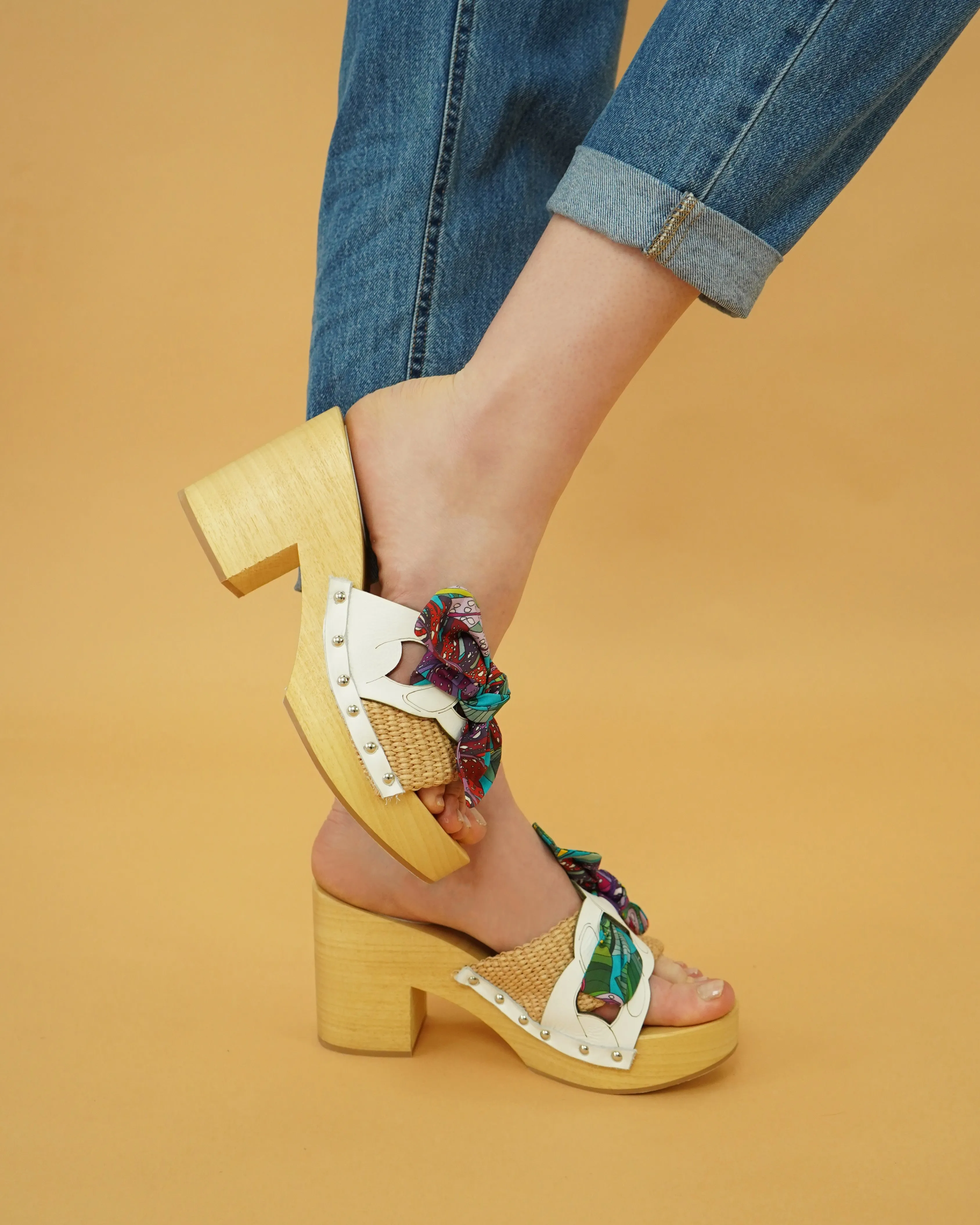 Diva Chain sandali in legno incrociato con platform in rafia e stampa fiocco tropical