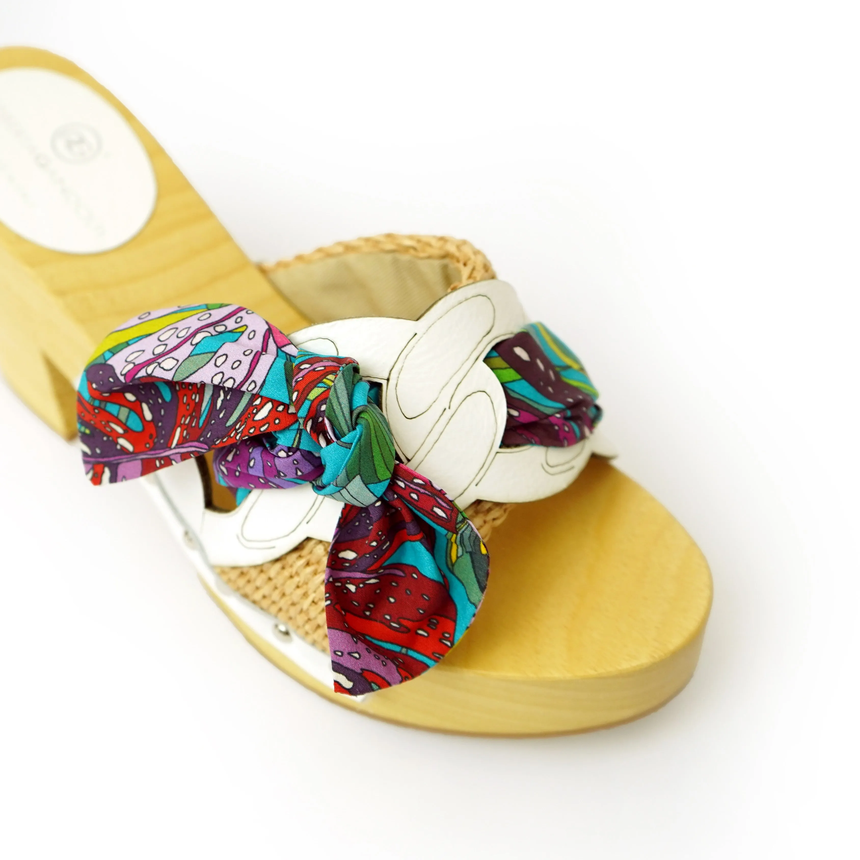 Diva Chain sandali in legno incrociato con platform in rafia e stampa fiocco tropical