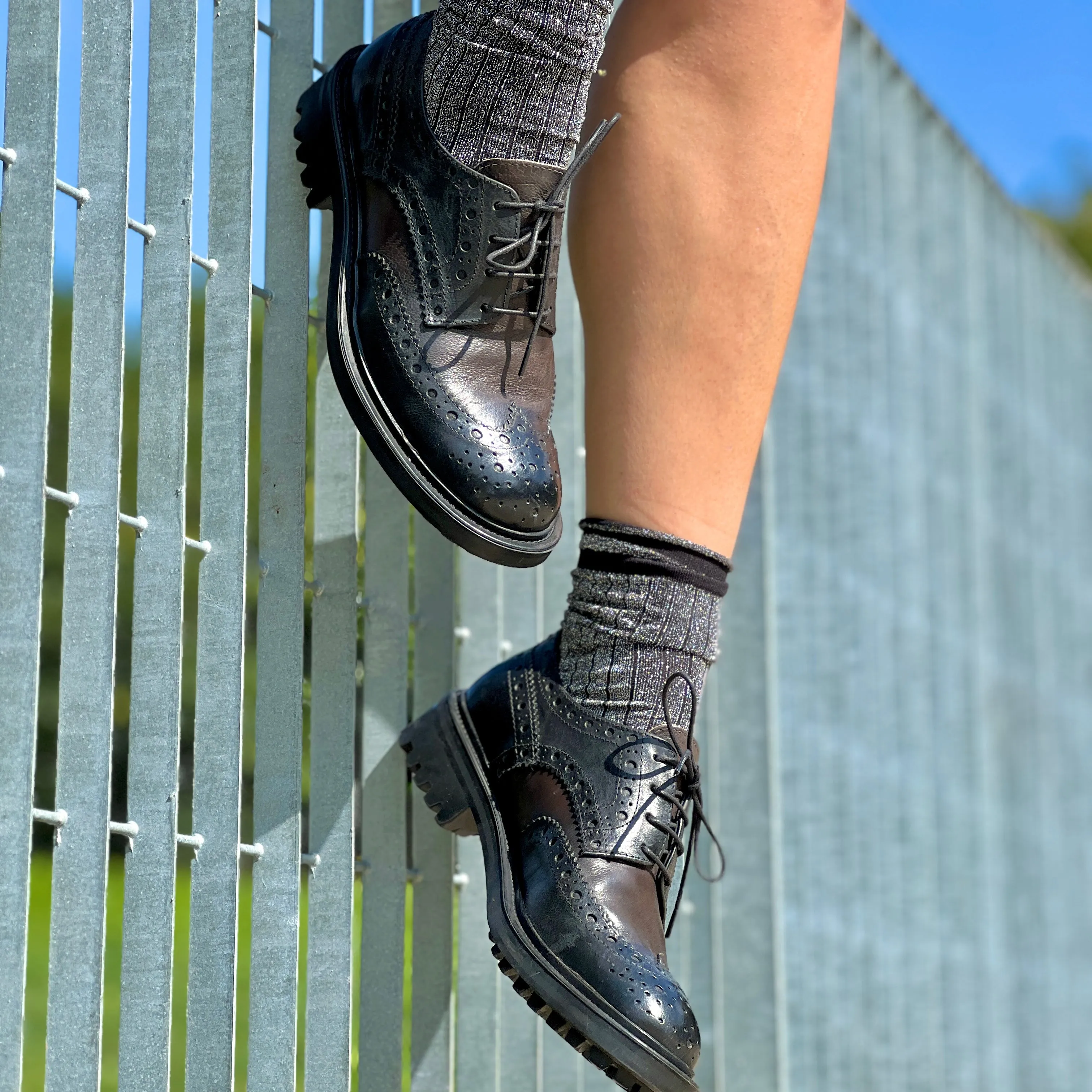 Guns Black scarpa allacciata in pelle nera e marrone artigianale marchigiana