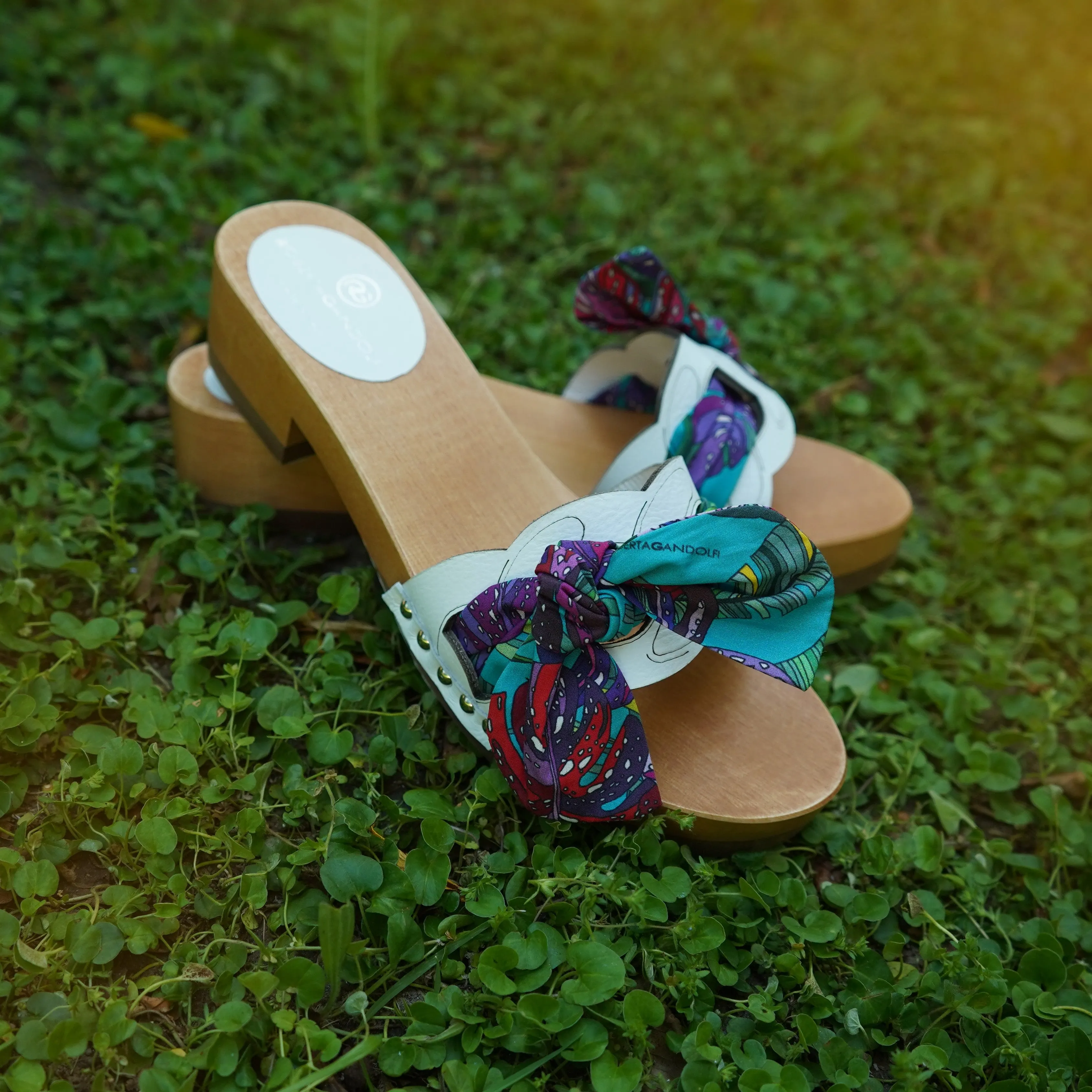Lola Chain sandali in legno e pelle di vitello con fiocco stampa tropical