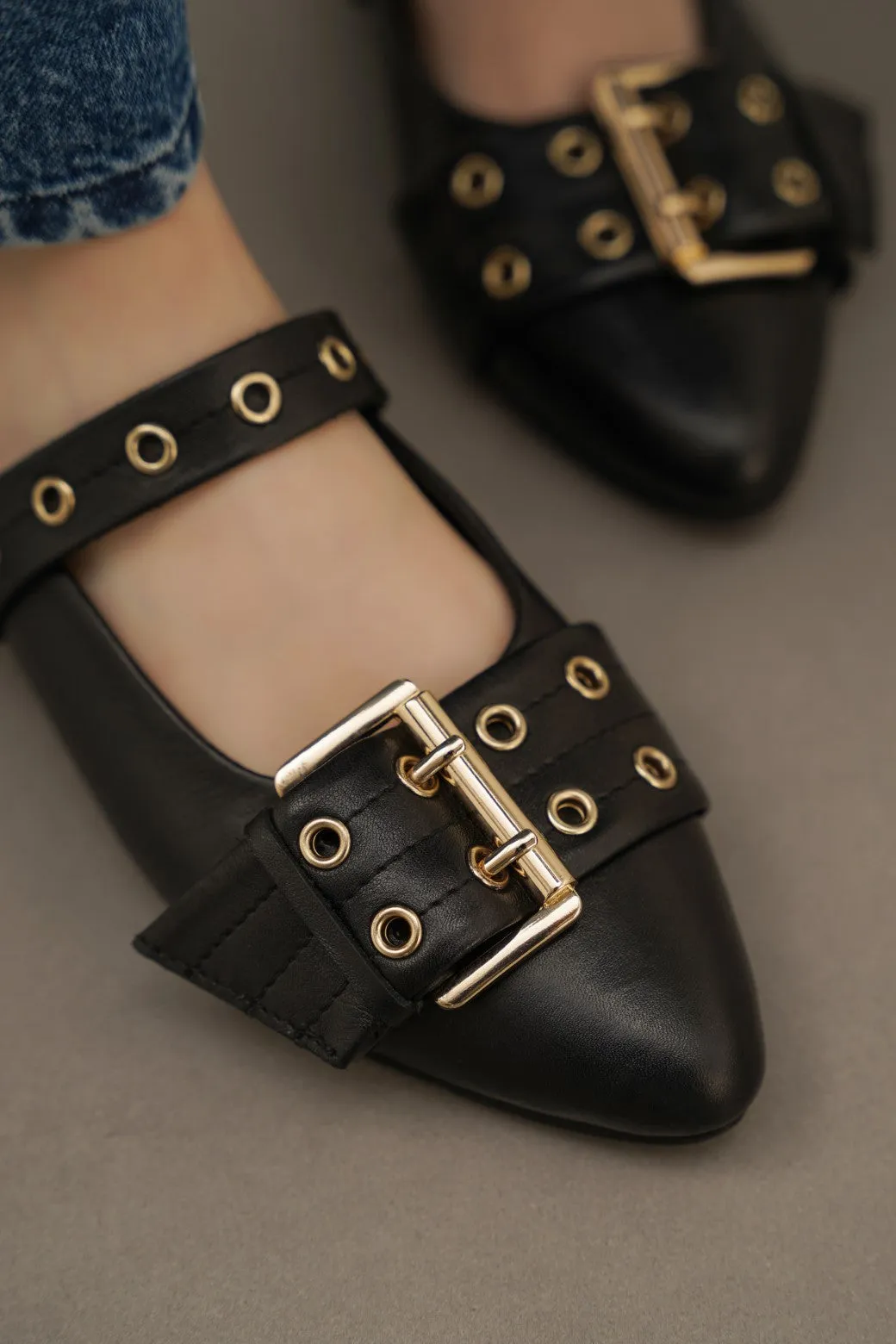 STATEMENT LEATHER MULES